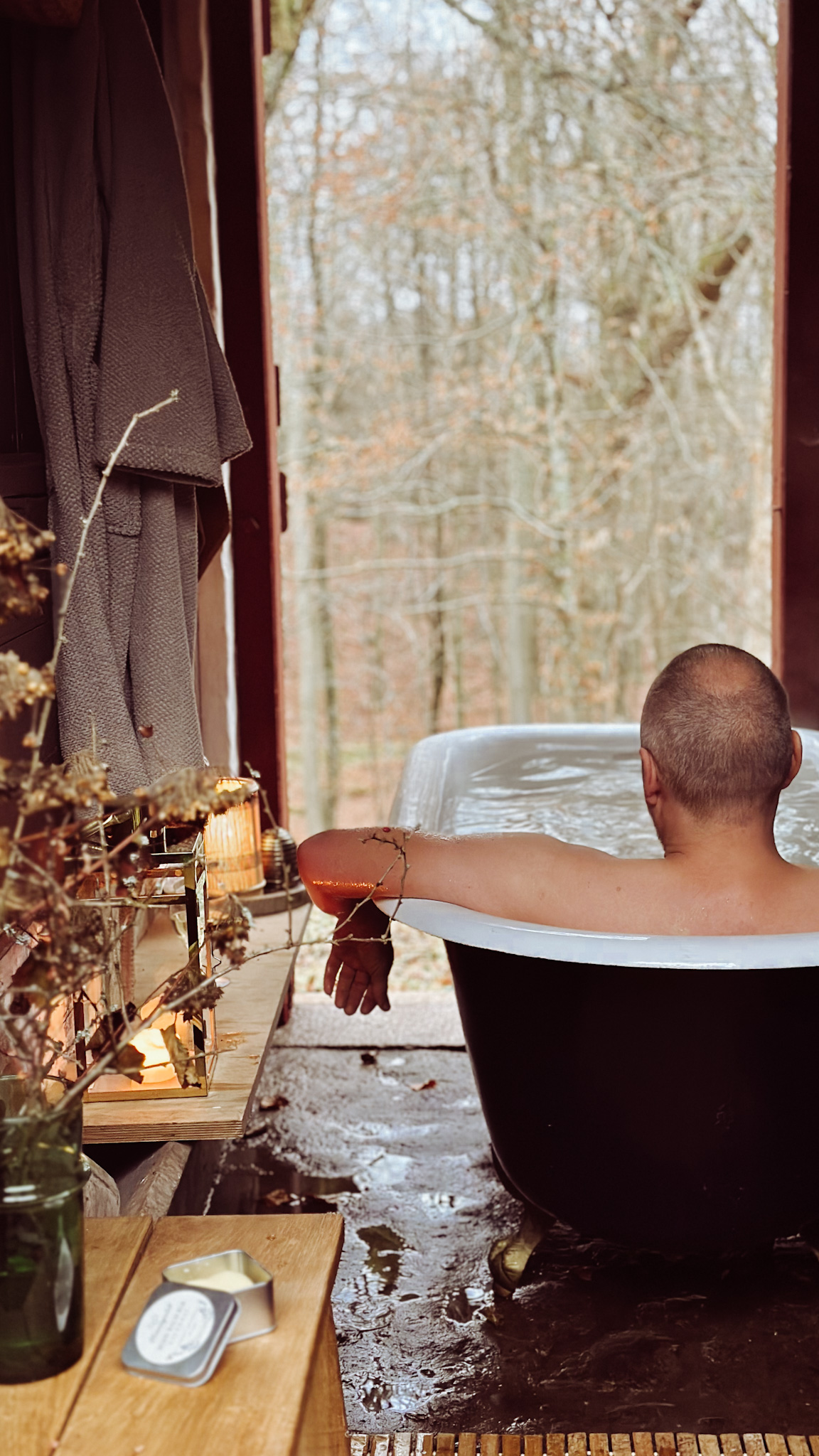 Nyd juledagene og naturen fra Stable Tub hos The Woodland Lodge Gisselfeld.