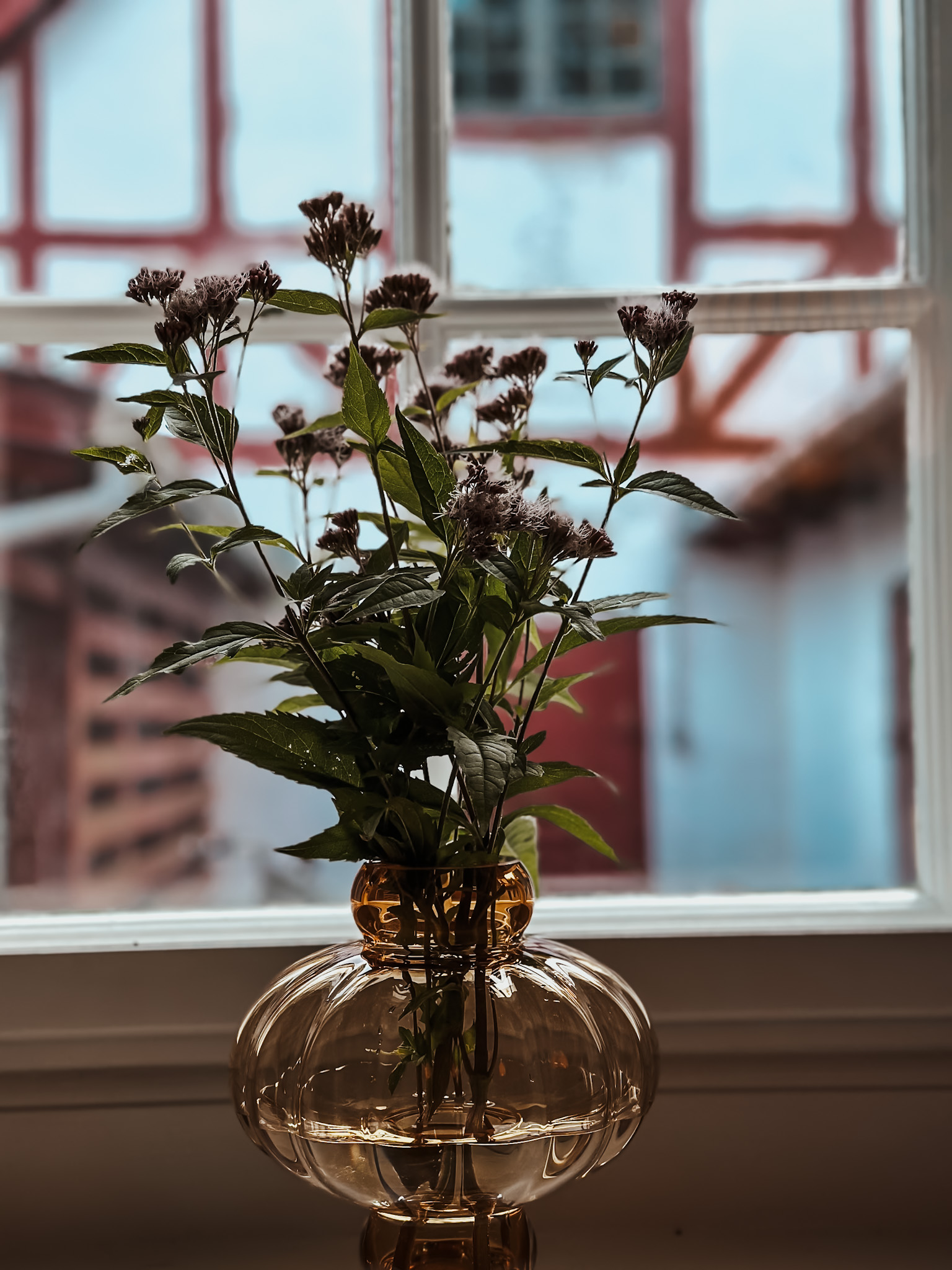Vi bruger grøftekantsbuketter og fra lokale blomstermarker hos The Woodland Lodge Gisselfeld.