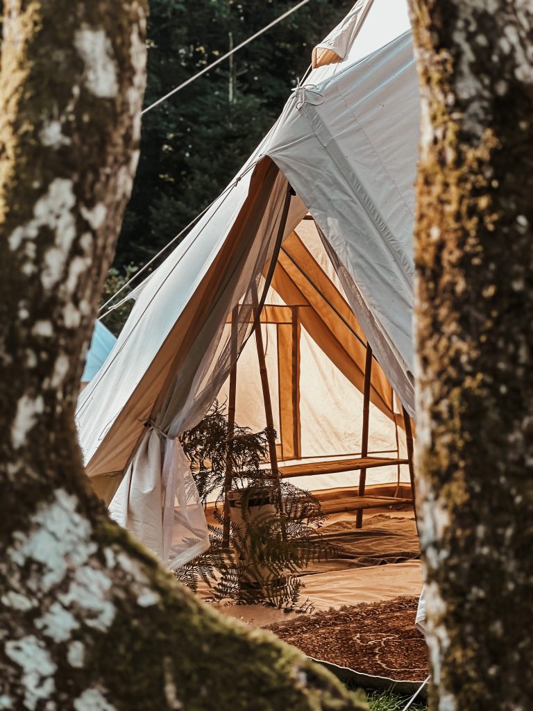 Kig ind i et glampingtelt i haven hos The Woodland Lodge Gisselfeld. Woodland Glamping har åbent fra 13. juni - 7. september 2025